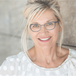 אישה עם משקפיים