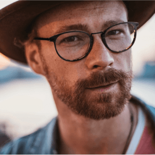 גבר עם משקפיים